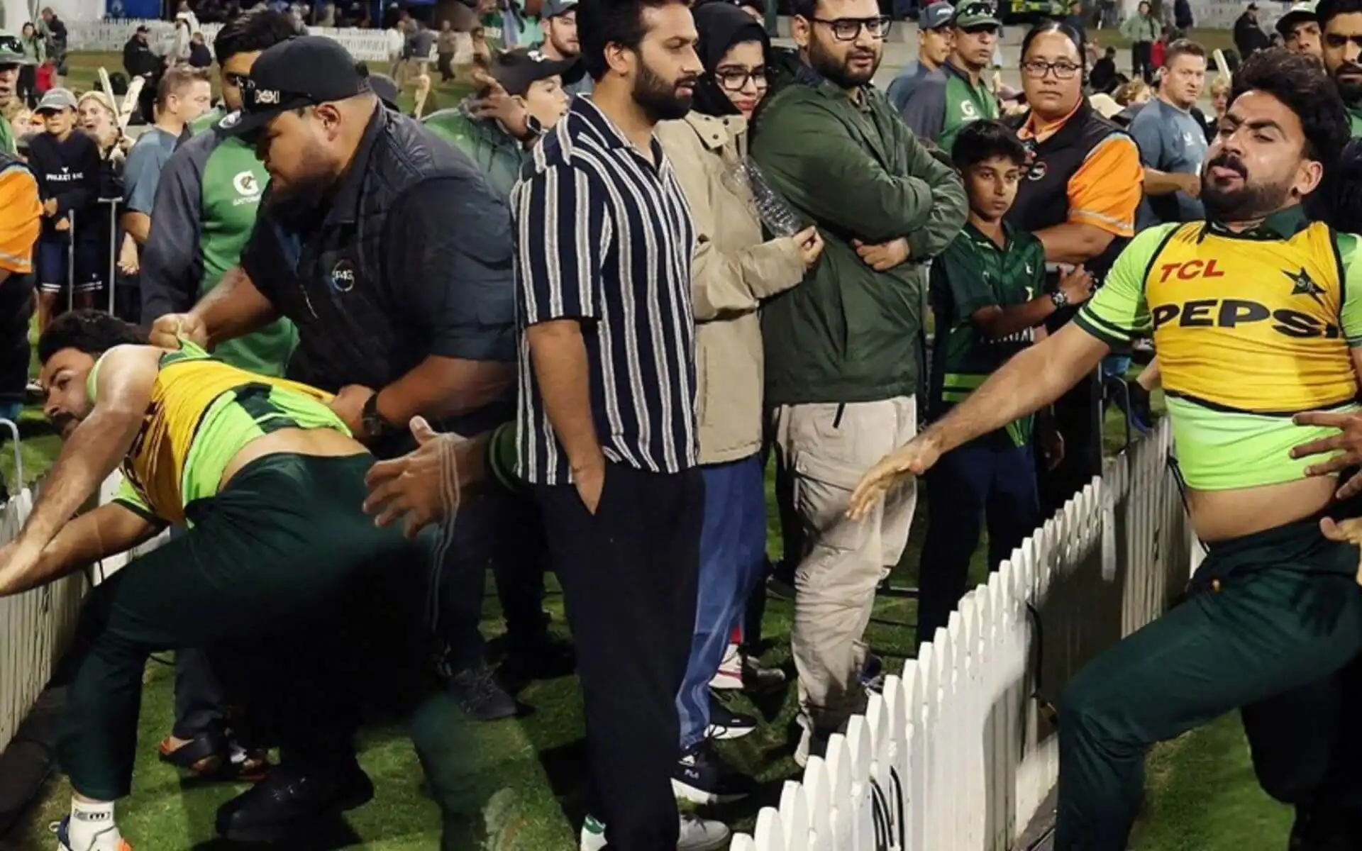 Khushdil Shah confronting spectators [Source: @mufaddl_parody/X]