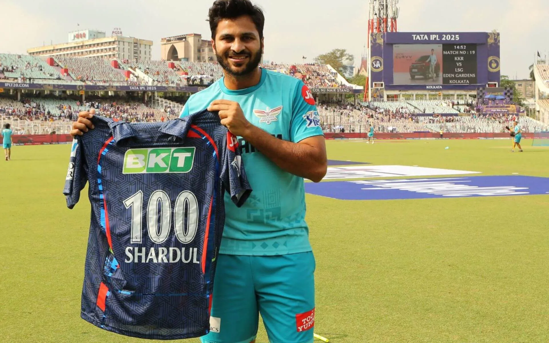 Shardul Thakur with special jersey [Source: @cricbuzz/X]