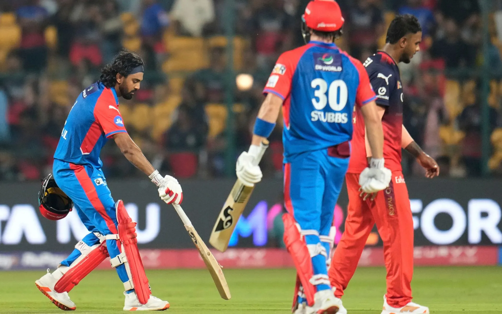 KL Rahul's gesture after match-winning six vs RCB (Source: AP Photos)