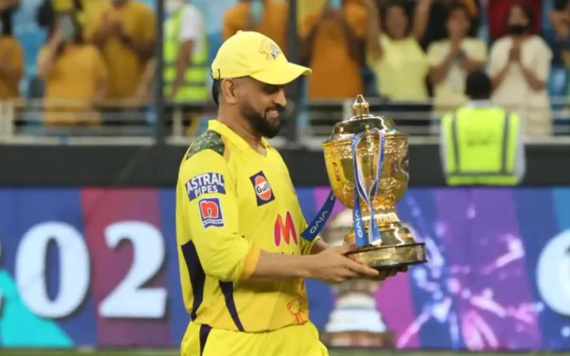 MS Dhoni with IPL trophy [Source: iplt20.com]