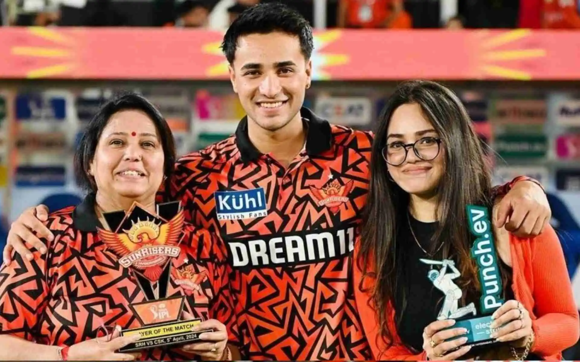 Abhishek Sharma with his sister (Source:@srhfansofficial/X.com)