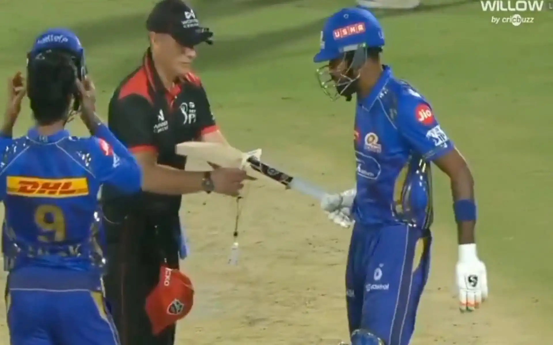 Hardik Pandya's bat gets checked in IPL 2025 [Source: @MaverickNeo07/X.com]