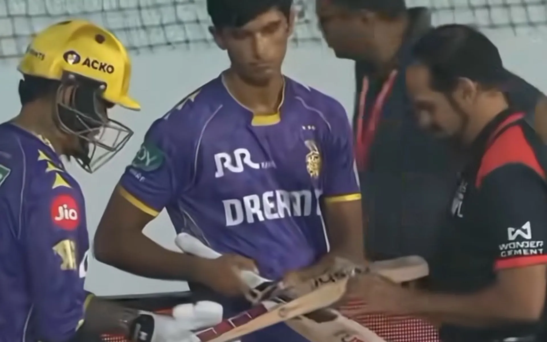 Umpires Is Checking Sunil Narine's Bat (Source: @Vibhor4CSK/x.com)