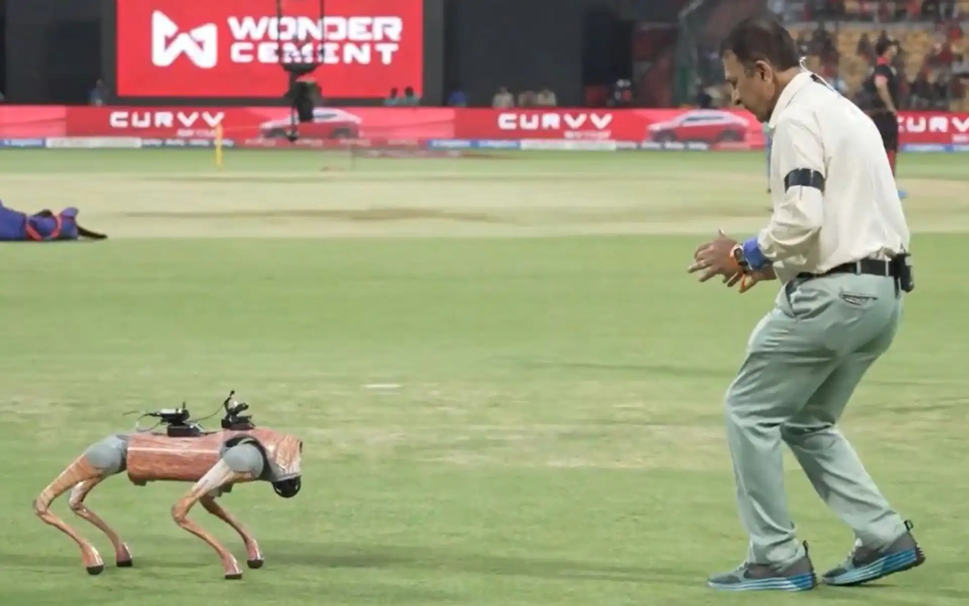 Sunil Gavaskar dancing with a robot dog [Source: @IPL/x]