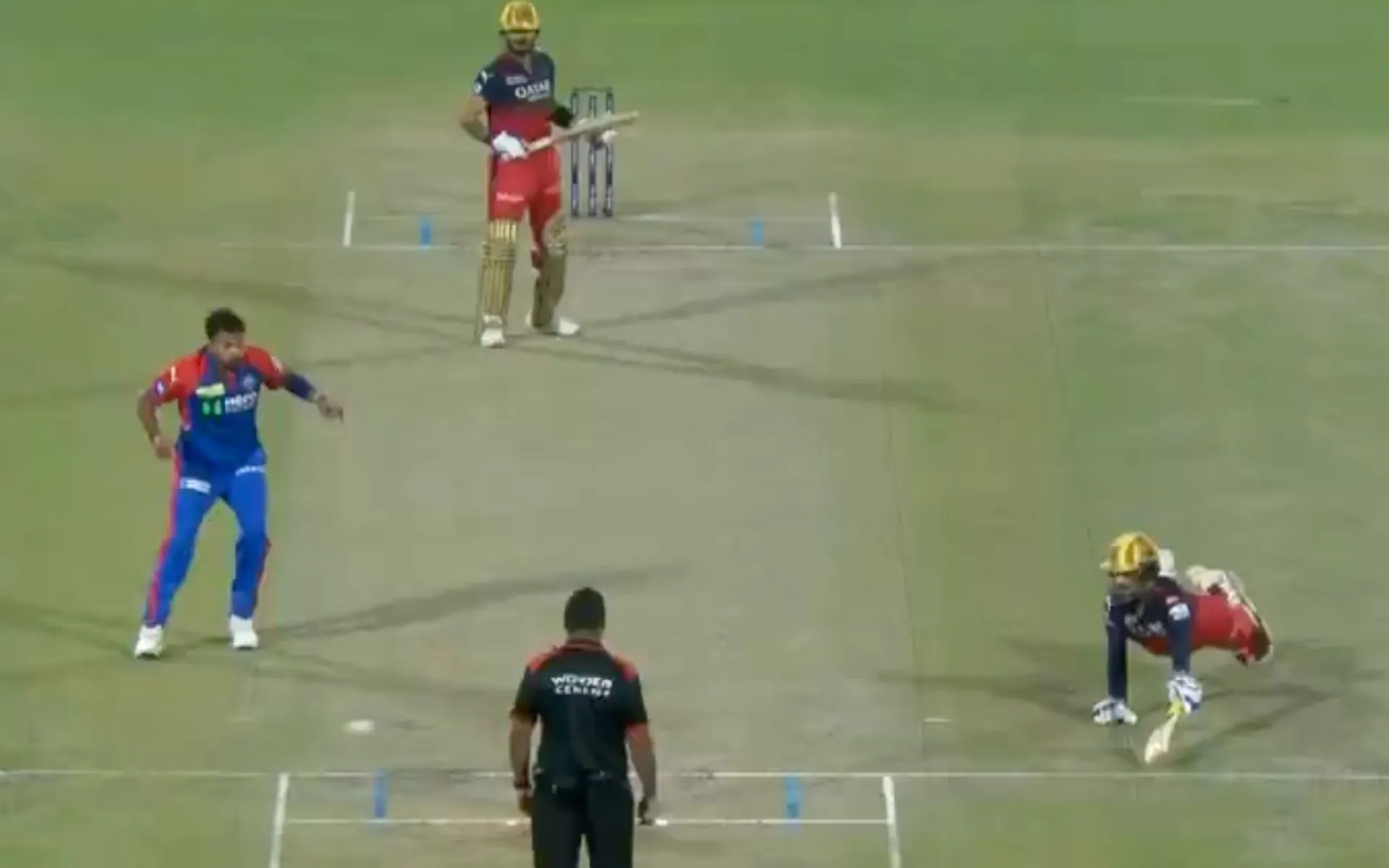 Virat Kohli and Rajat Patidar vs DC [Source: @moiz_sports/x.com]