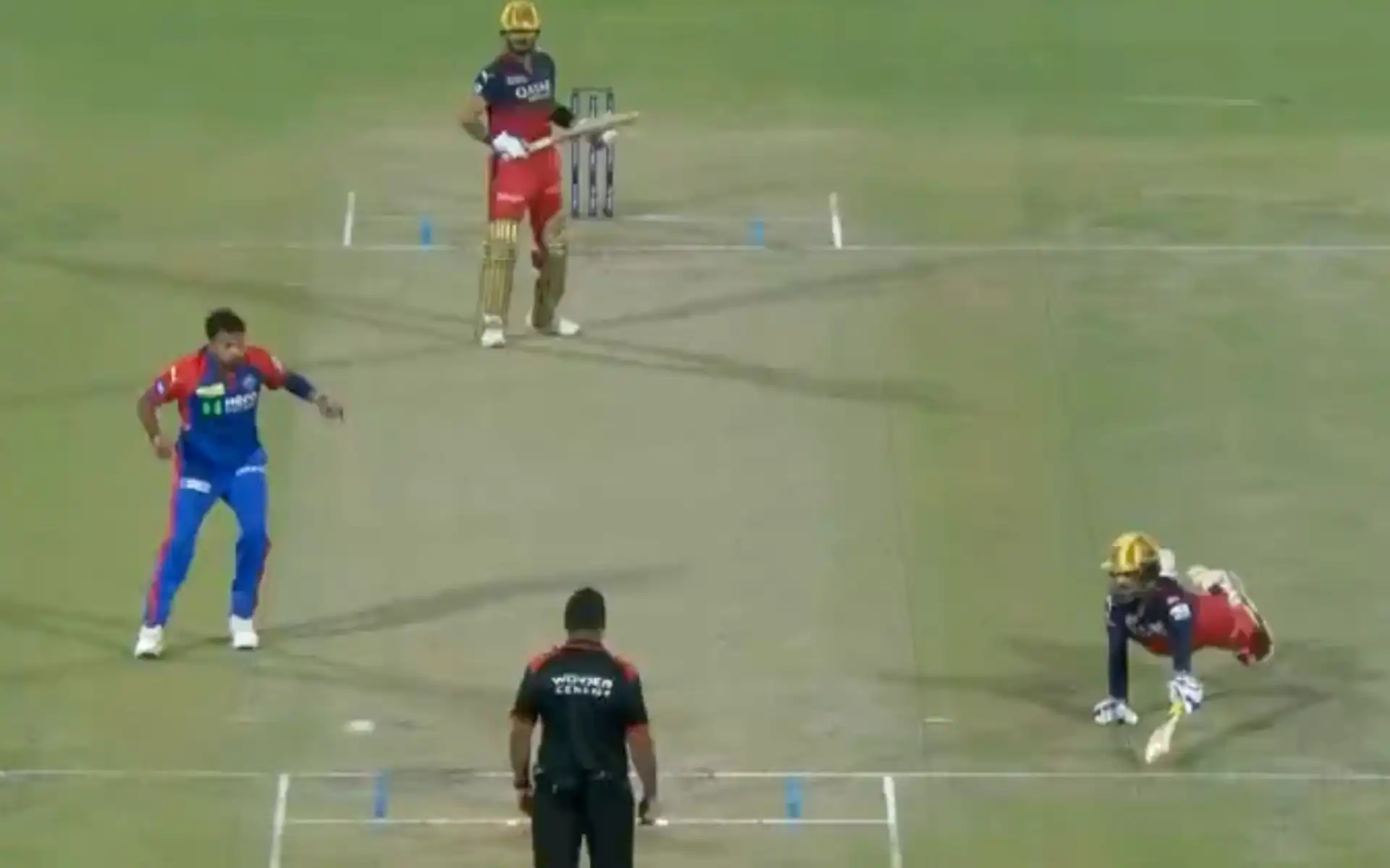 Virat Kohli and Rajat Patidar vs DC [Source: @moiz_sports/x.com]