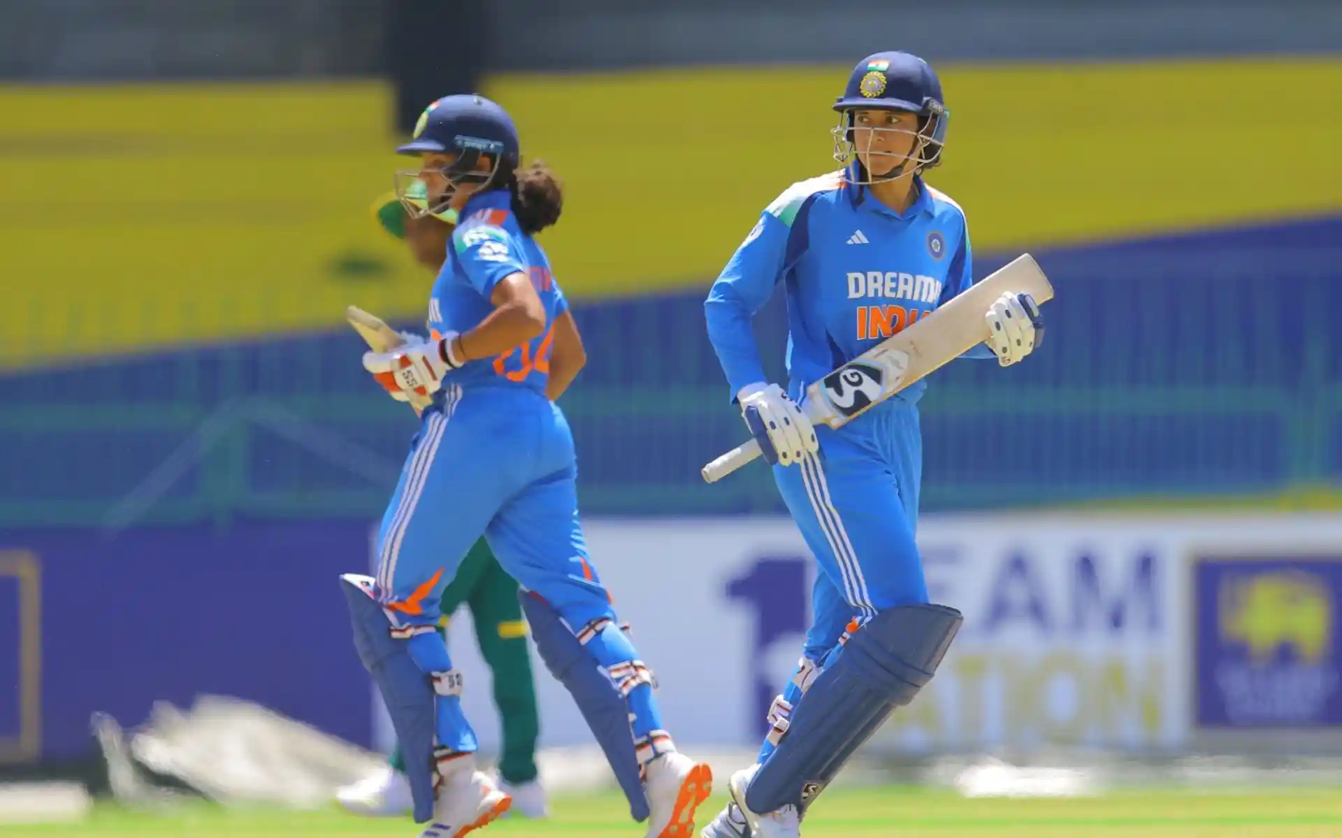 प्रतीका रावल और स्मृति मंधाना [स्रोत: @WomenCricZone/X]