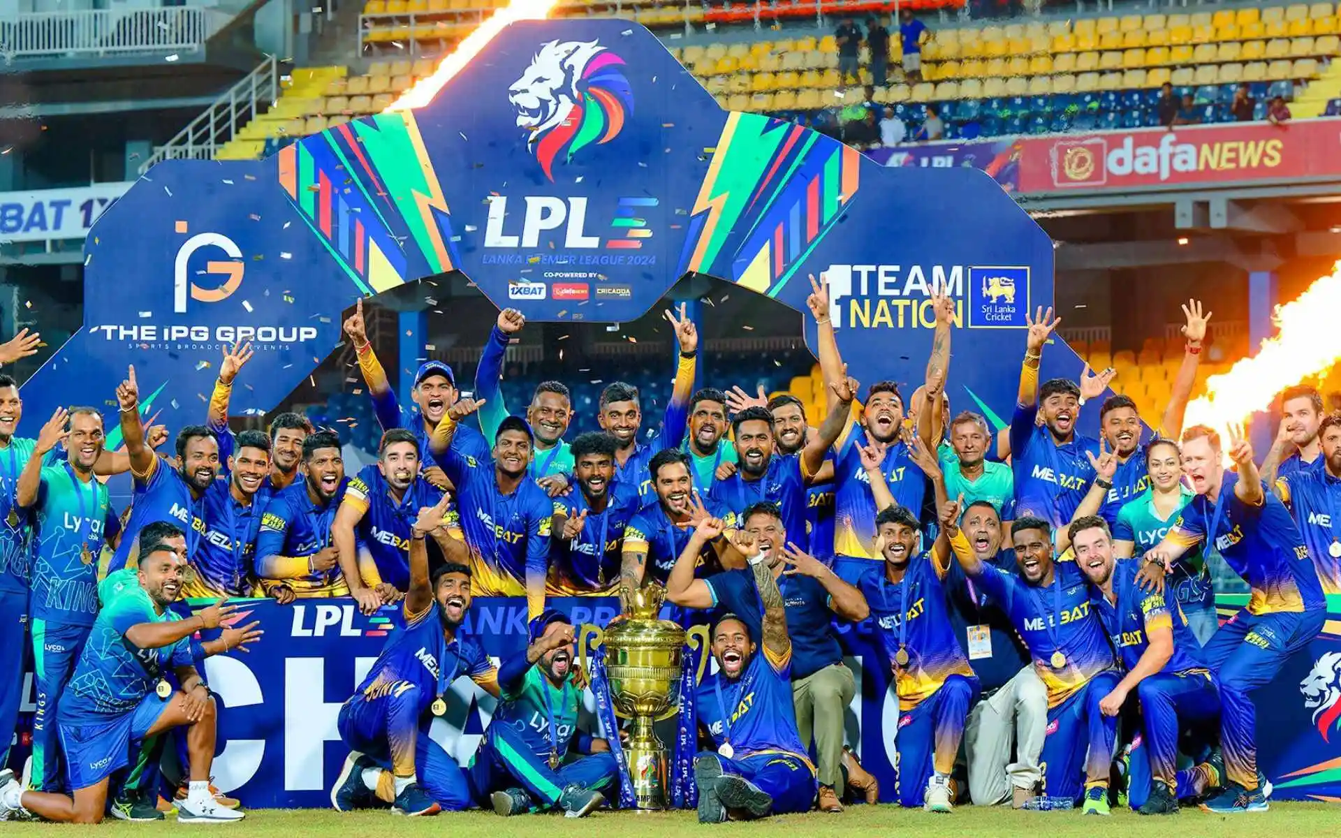 LPL 2024 ट्रॉफी के साथ जाफ़ना किंग्स के खिलाड़ी [Source: @LPLT20/x]