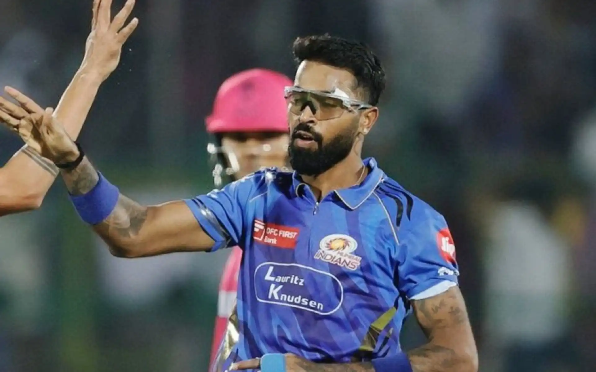 Hardik Pandya’s Brave Knock with Stitches [Source: @Vipintiwari952/X.com]