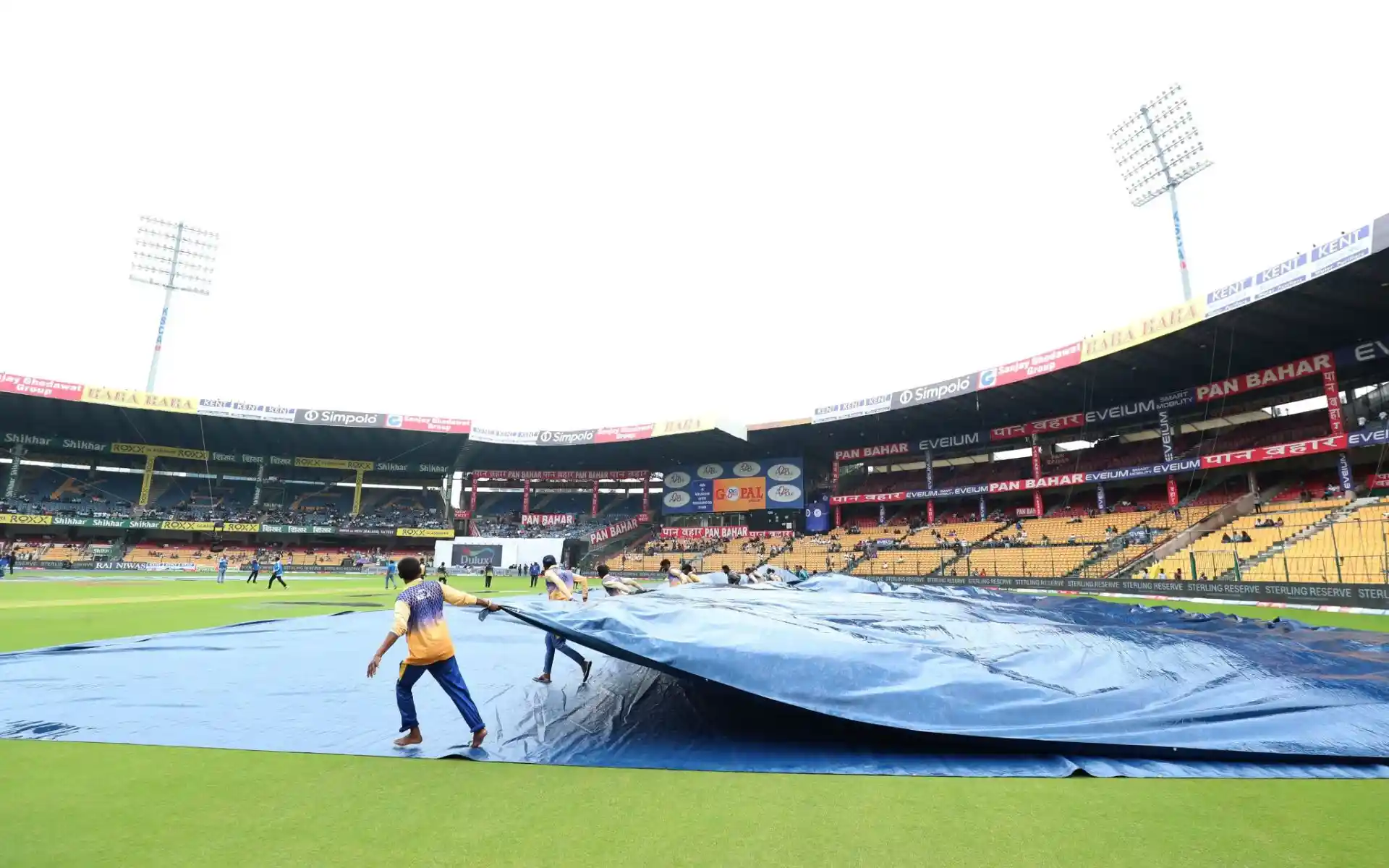 आरसीबी बनाम सीएसके मैच में बारिश बिगाड़ सकती है [स्रोत: @Surendra21286/X]