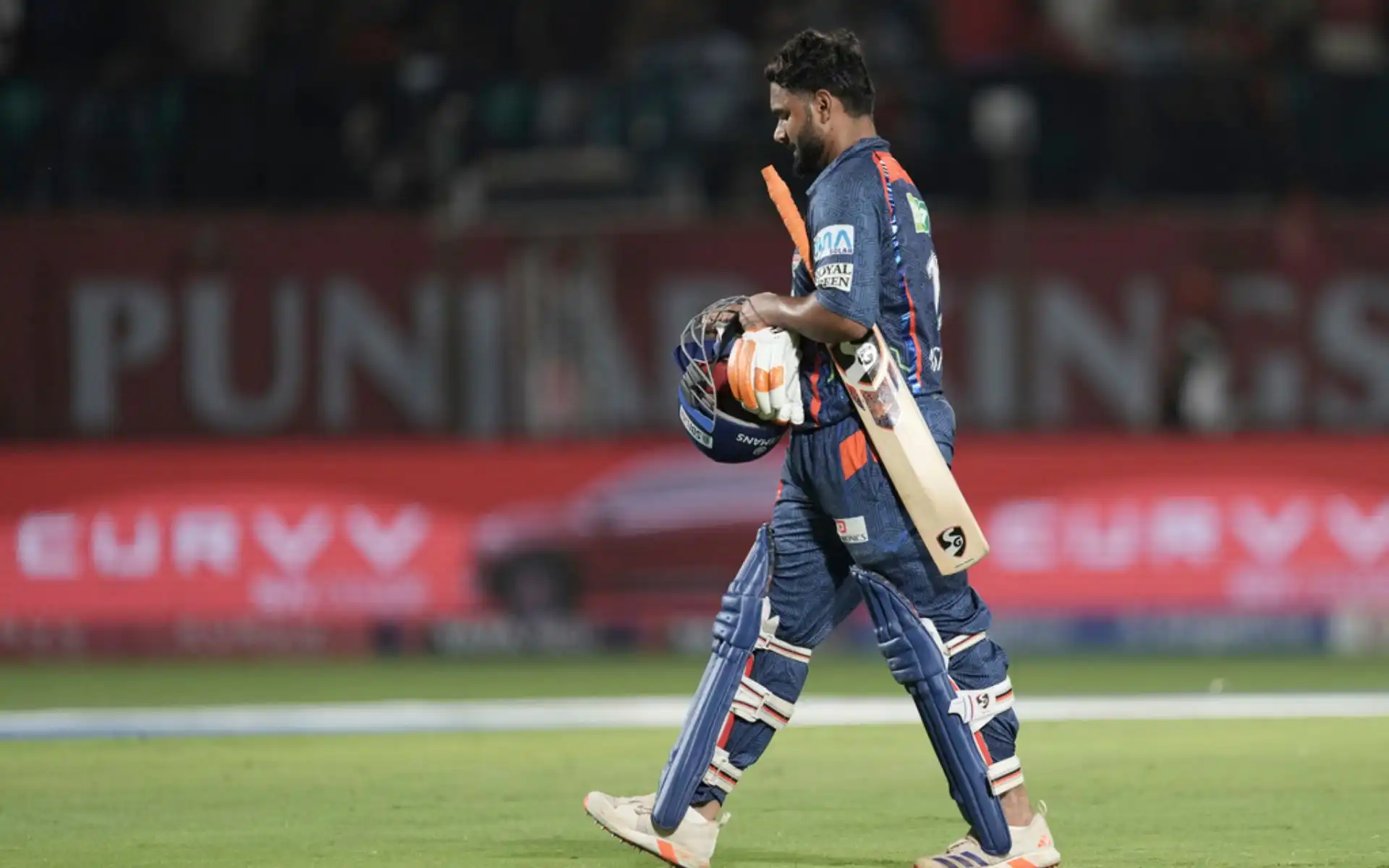 Rishabh Pant returning to dugout [Source: AP]