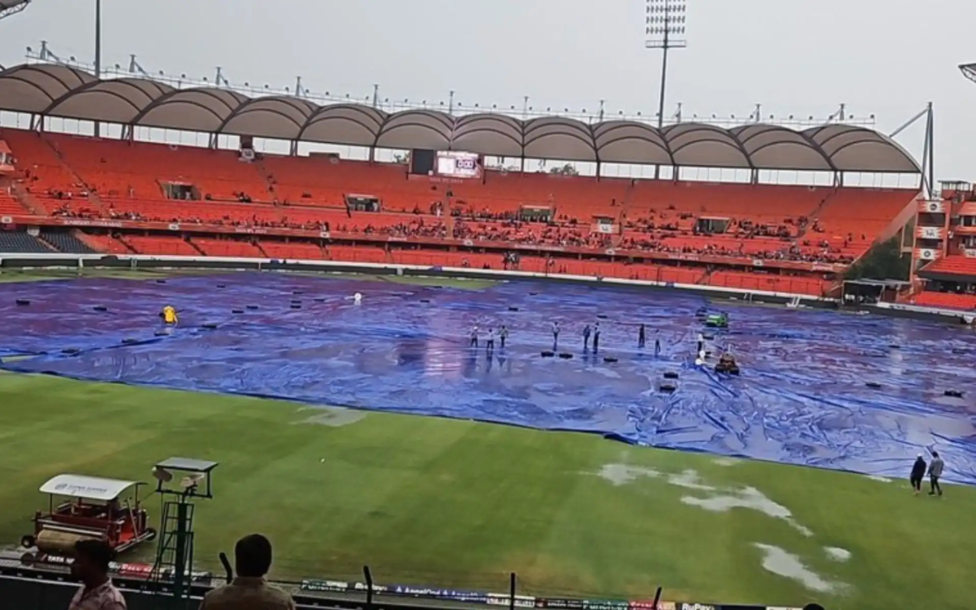 Rain halts srh vs dc ipl 2025 match at rajiv gandhi international stadium |  onecricket
