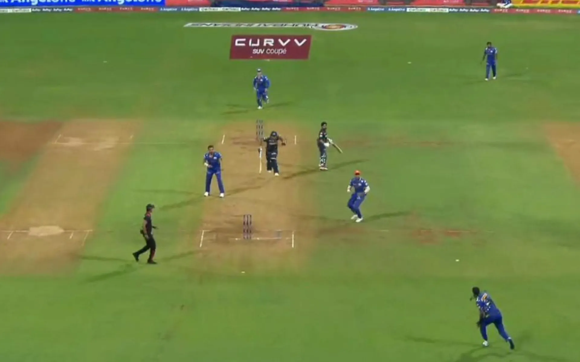 Chaotic scenes unfolded off the last ball of MI vs GT [Source: Screengrab/JioHotstar]