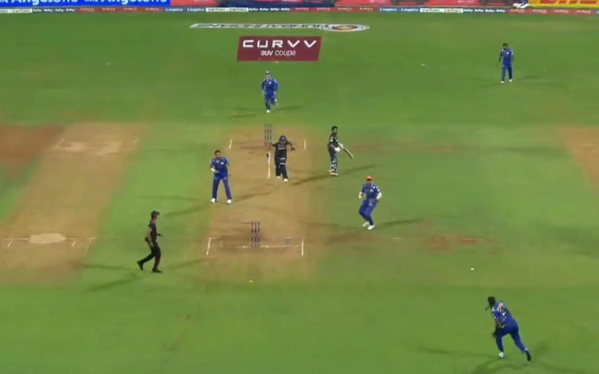 Chaotic scenes unfolded off the last ball of MI vs GT [Source: Screengrab/JioHotstar]