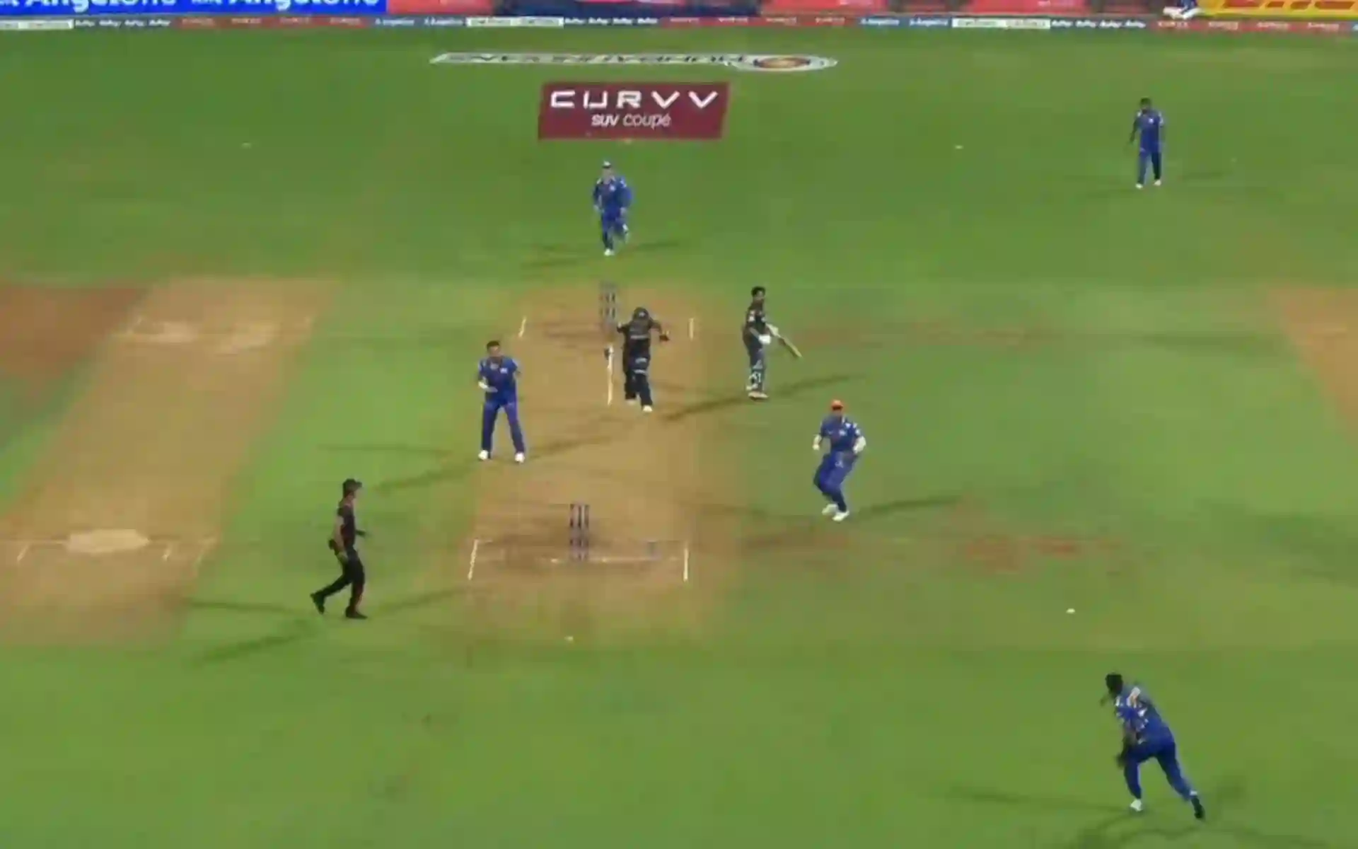 Chaotic scenes unfolded off the last ball of MI vs GT [Source: Screengrab/JioHotstar]