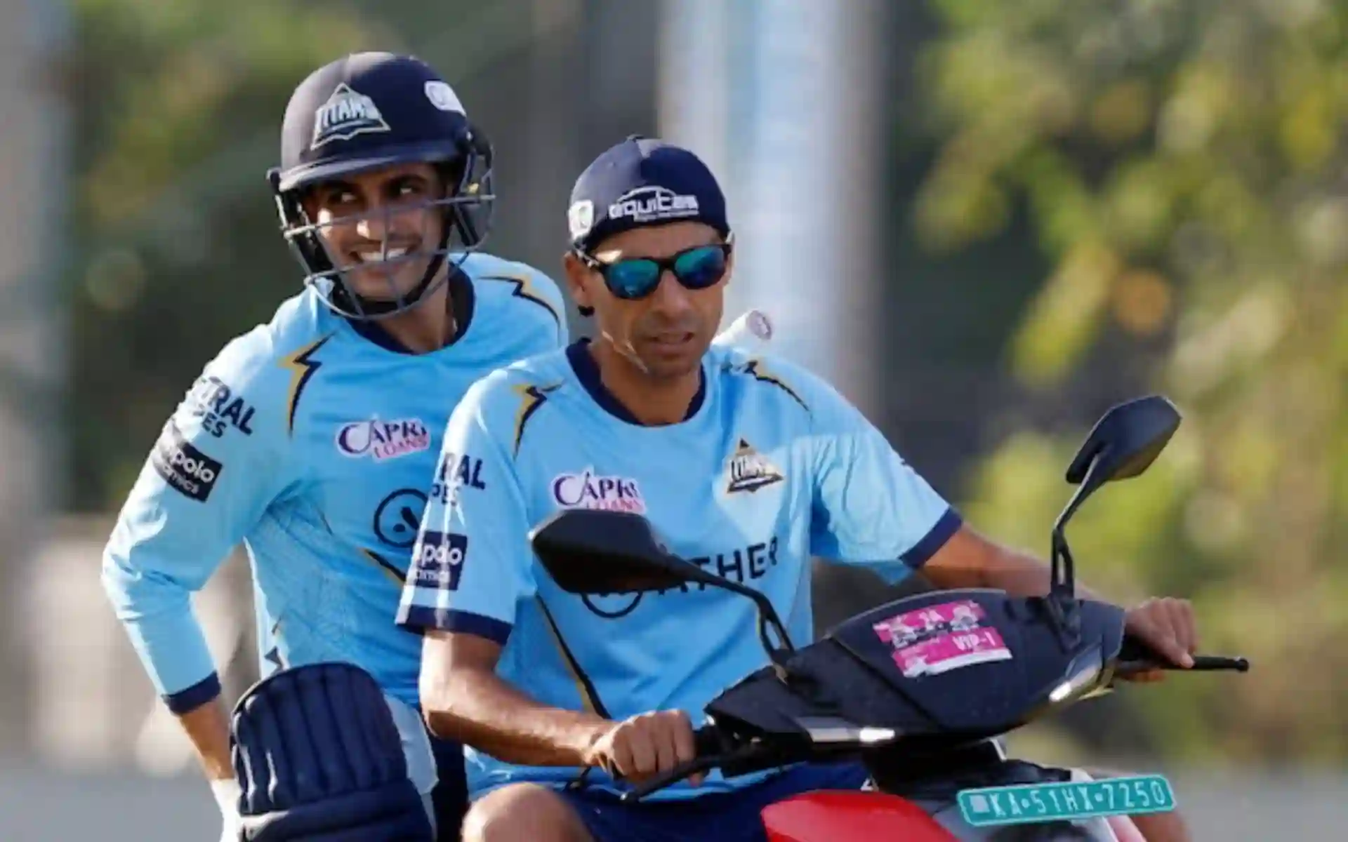 Ashish Nehra with Shubman Gill [Source: @mufaddal_vohra/X]