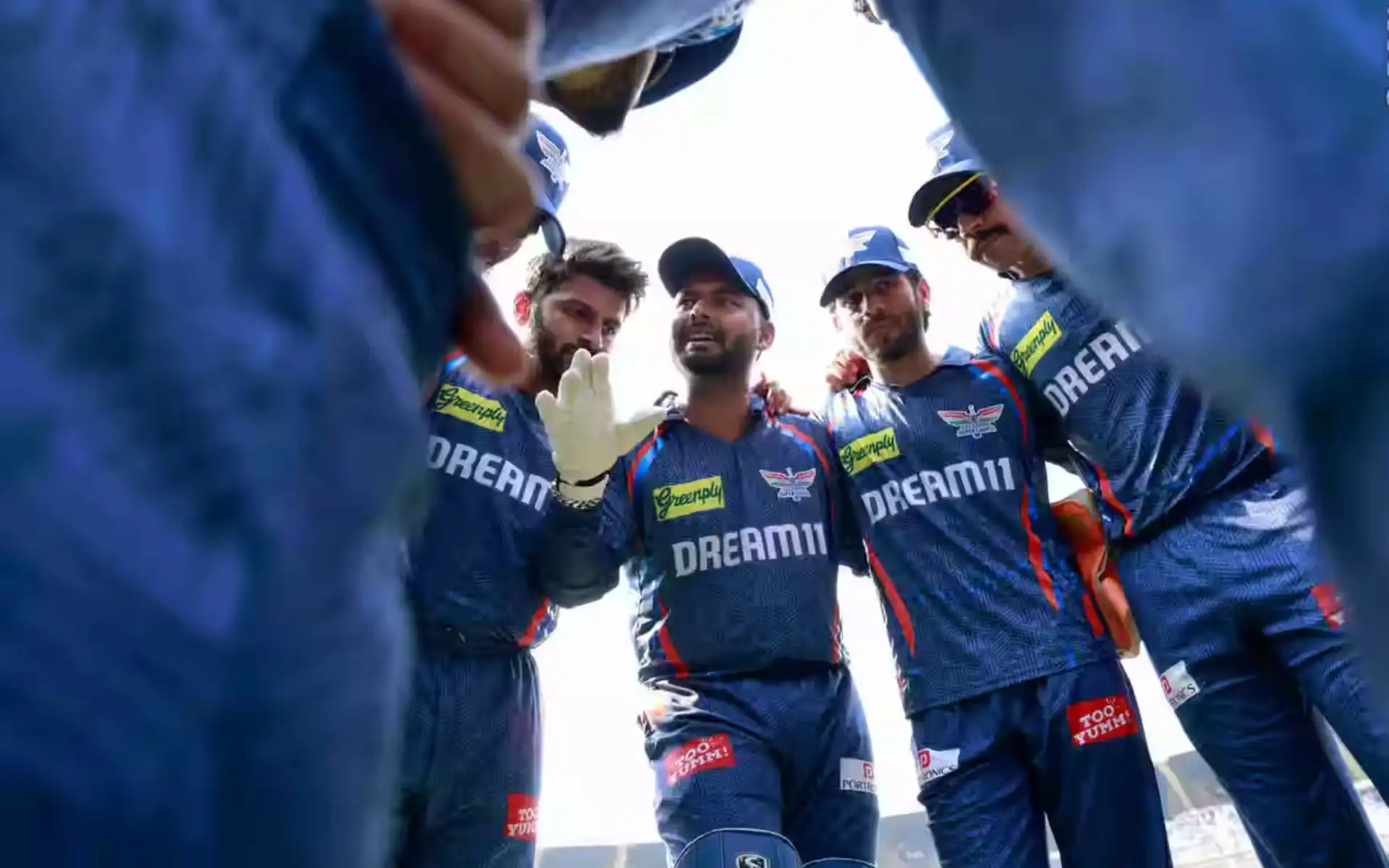 LSG Captain Rishabh Pant in conversation with his team (iplt20)