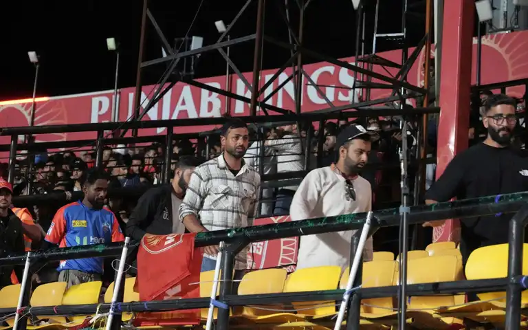 धर्मशाला स्टेडियम से बाहर निकलते प्रशंसक (स्रोत: एपी फोटो)