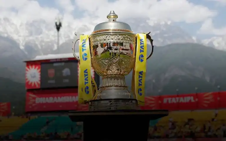 IPL 2025 trophy (Source:@SixSportsIndia/X.com)