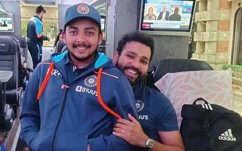 Prithvi Shaw with Rohit Sharma (Source: @LoyalSachinFan/X.com)
