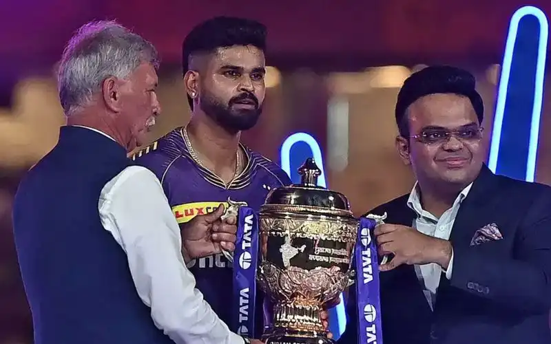 Shreyas Iyer with IPL trophy for KKR [Source: @badassma_18/x.com]