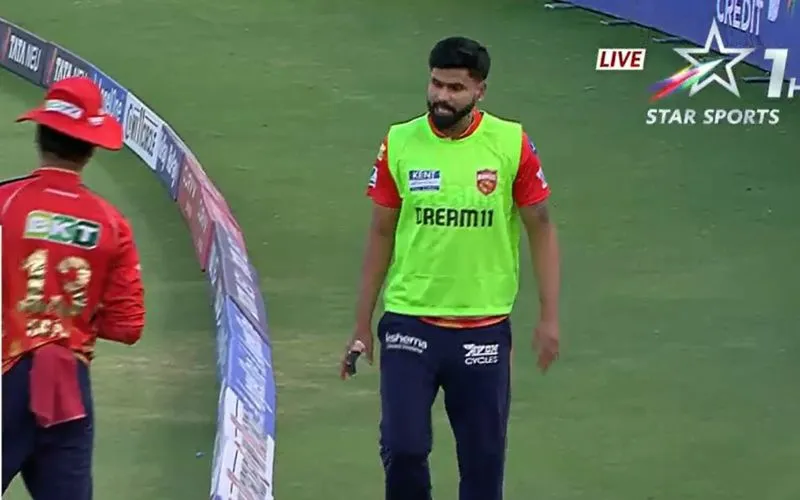 Shreyas Iyer between overs during RR innings [Source: @CricCrazyJohns/x]