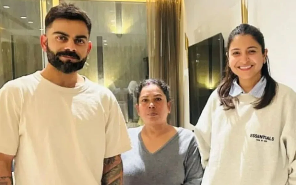 Virat Kohli, Anushka Sharma spotted with fan [Source: @Trend_VKohli/X.com]