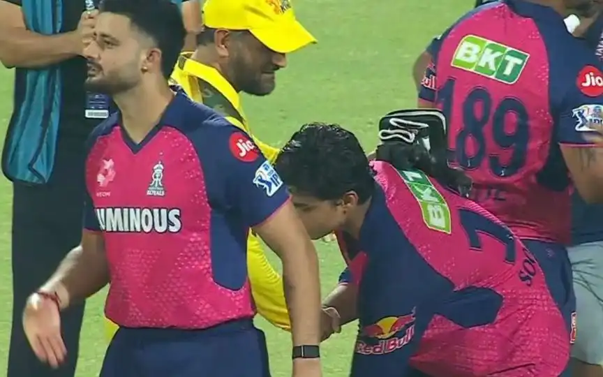 Vaibhav Suryavanshi touching Dhoni's feet (@OneCricketApp/X.com)