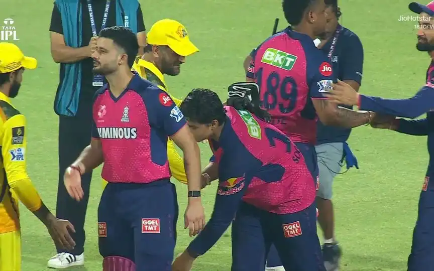 Vaibhav Suryavanshi Touching MS Dhoni's Feet (Source: @Kavya_Maran_SRH/x.com)