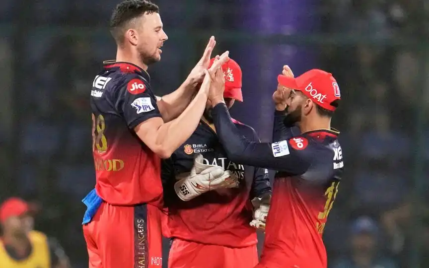 जॉश हेज़लवुड अपने आरसीबी साथियों के साथ [Source: एपी]