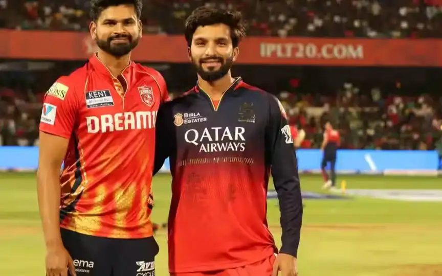 RCB elect to bowl first [Source: @iplt20.com]
