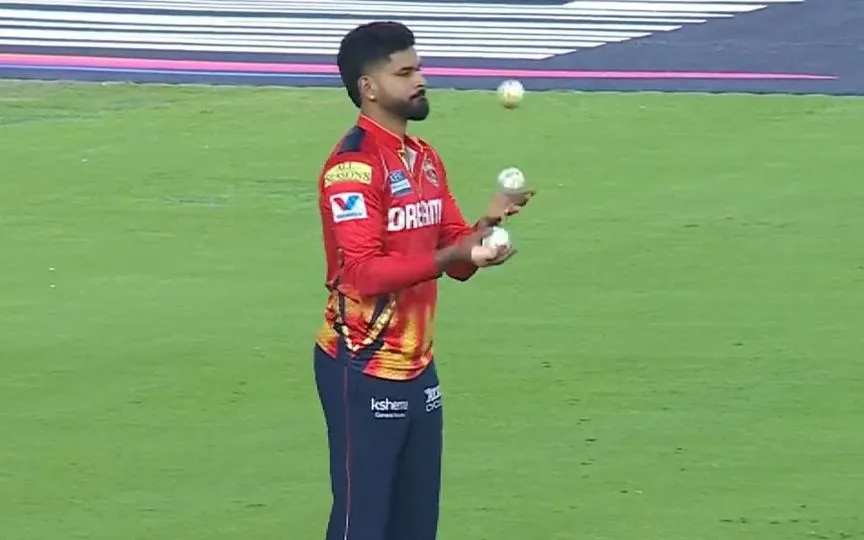 Shreyas Iyer in a juggling act (Source:@mufaddal_vohra/X.com)