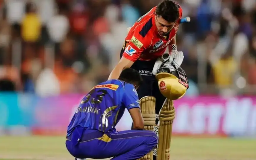Stoinis consoling Hardik Pandya [Source: iplt20.com]