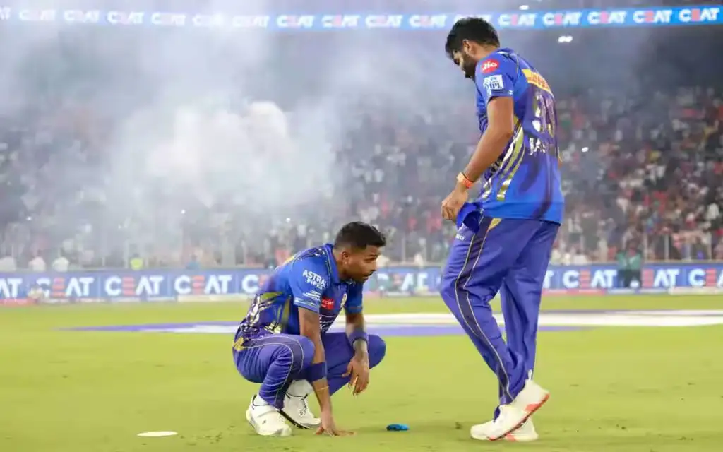 Hardik Pandya with Jasprit Bumrah [Source: IPLT20.COM]