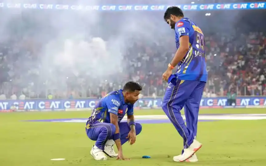 Hardik Pandya with Jasprit Bumrah [Source: IPLT20.COM]