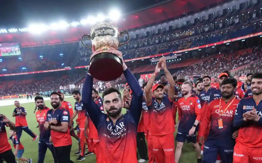 Virat Kohli with the IPL trophy [Source: AP Photos]
