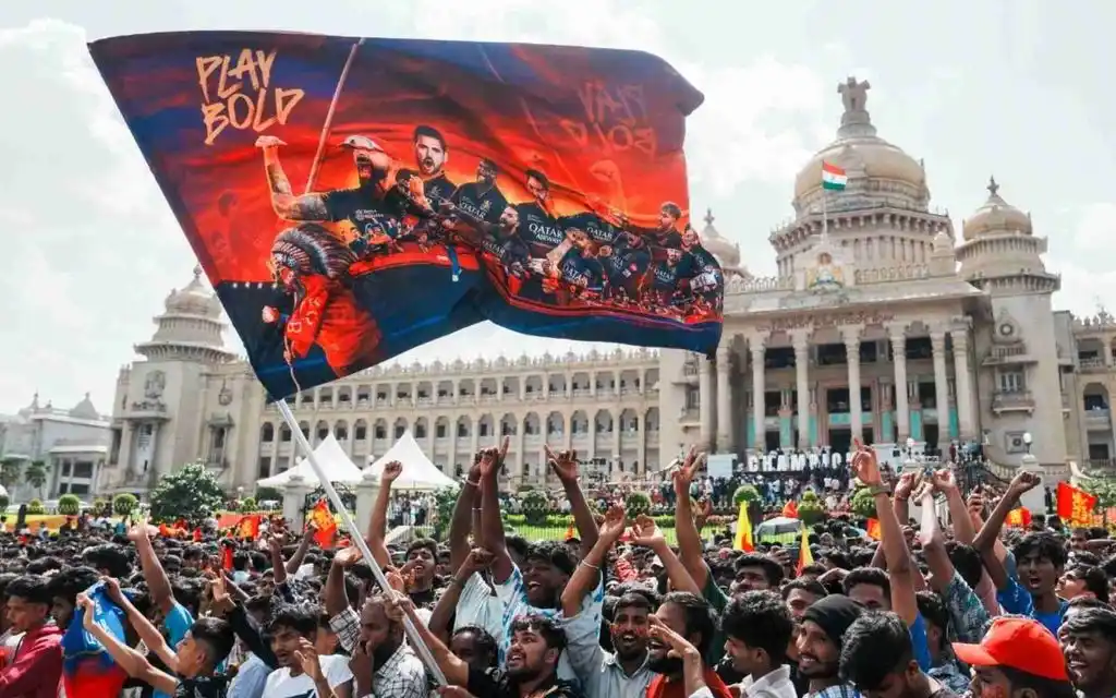 RCB fans during victory parade in Bengaluru (Source: @raja_mishra02/X.com)