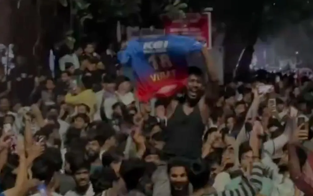 Pune Fans Celebrating On Road - (Source : @ScreenGrab)