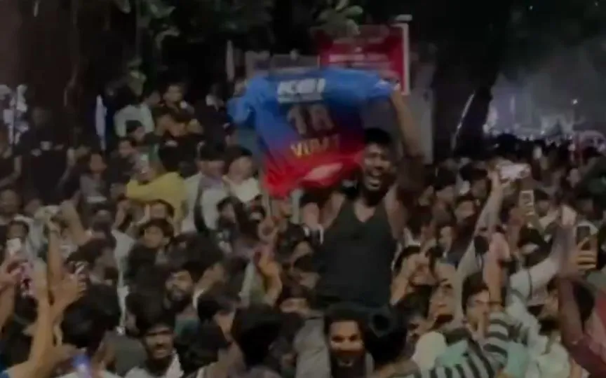 Pune Fans Celebrating On Road - (Source : @ScreenGrab)