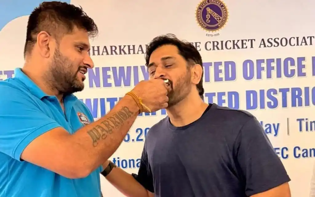 Saurabh Tiwary with MS Dhoni [Source: @CricCrazyJohns/x]