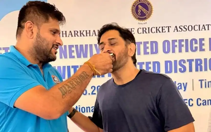 Saurabh Tiwary with MS Dhoni [Source: @CricCrazyJohns/x]