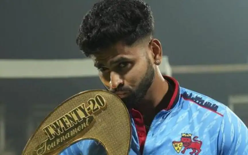 Shreyas Iyer with the SMAT trophy [Source: @harix_rishi/X]