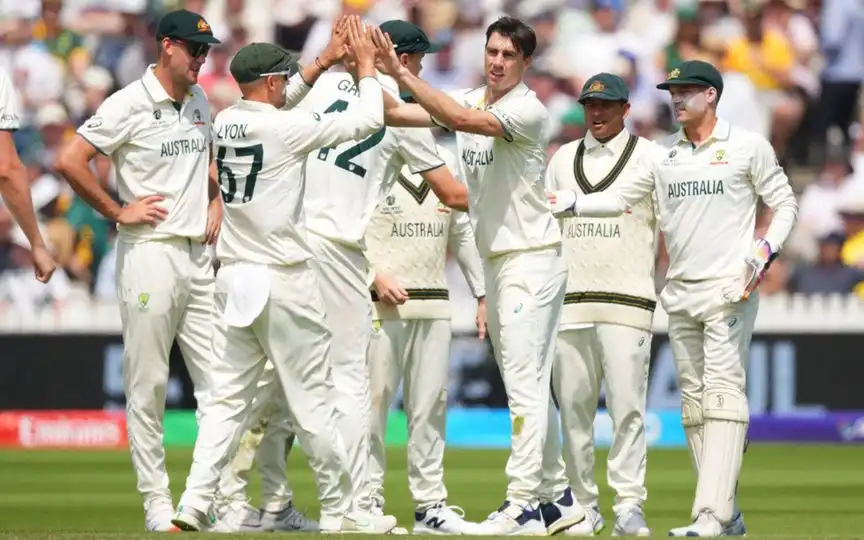 Pat Cummins and team Australia (Source: AP)