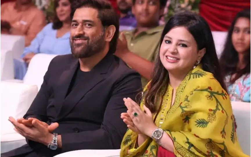 MS Dhoni with wife Sakshi Dhoni at an event (X.com/@Sportskeeda)