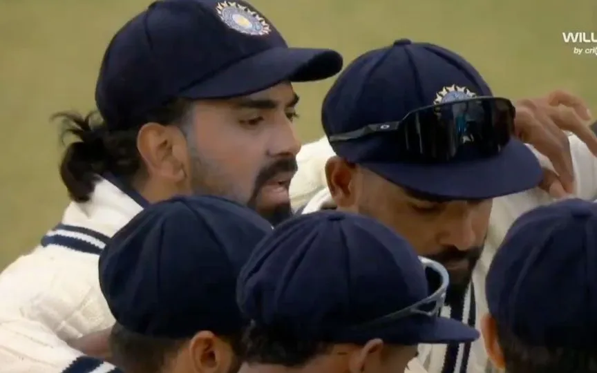 KL Rahul In Team Huddle - (Source : @ScreenGrab)