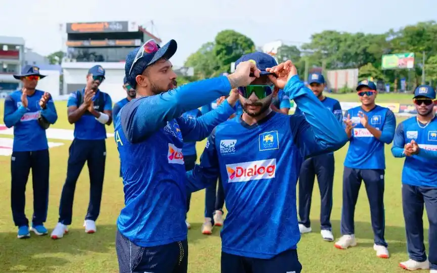 Kusal Mendis presented the Test cap to Sonal Dinusha [Source: @2Mirhamzamughal/X]