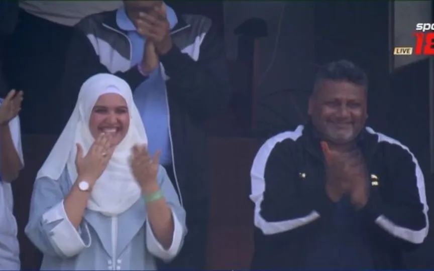 Sarfaraz Khan Wife and Father celebrating his maiden fifty for India (X.com/@praneetsamaiya)
