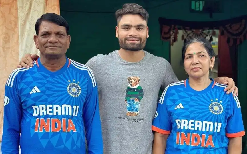 Rinku Singh with family at his home in Aligarh (X.com/@rinkusingh235)