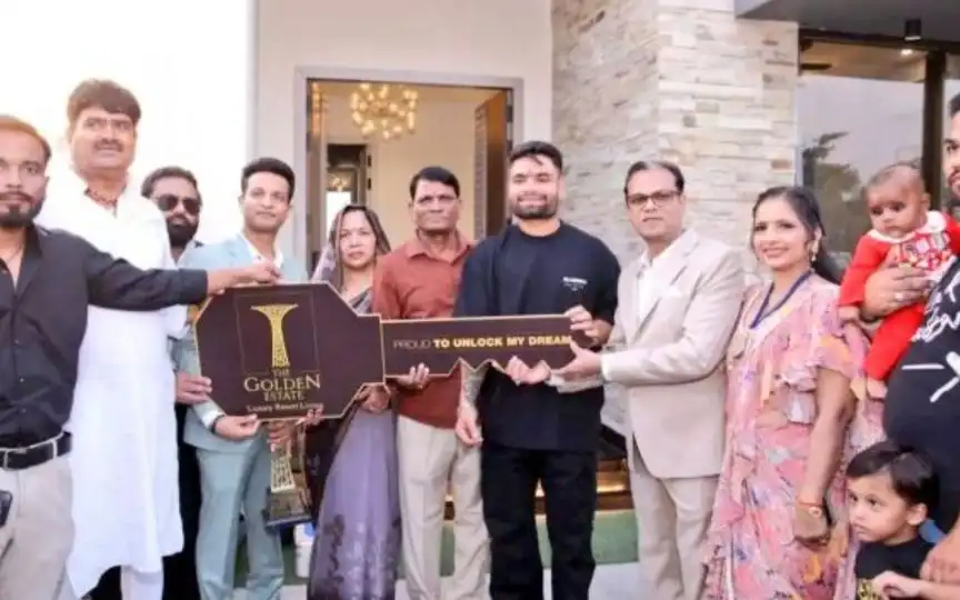 Rinku Singh receiving the key to his new house (X.com/@KnightClub_KKR)