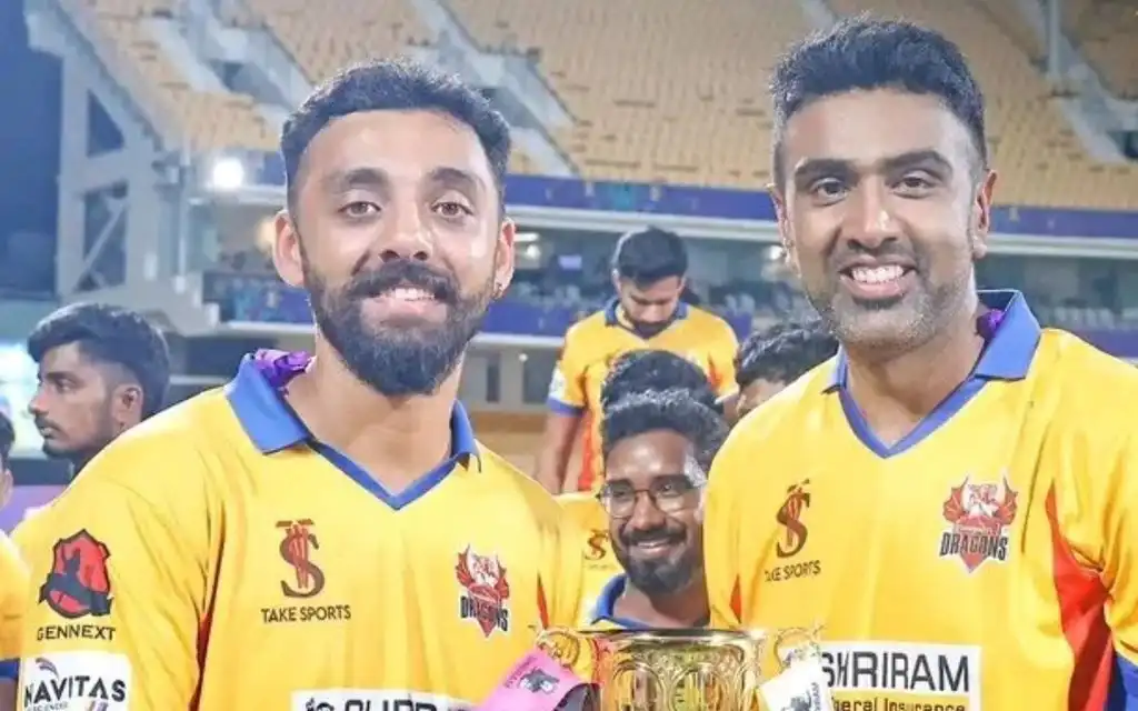 Varun Chakaravarthy with Ravichandran Ashwin (Source: @Rokte_Amarr_KKR/X.com)